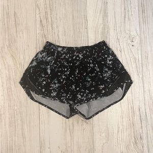 Lululemon hotty hot shorts 2.5 inch